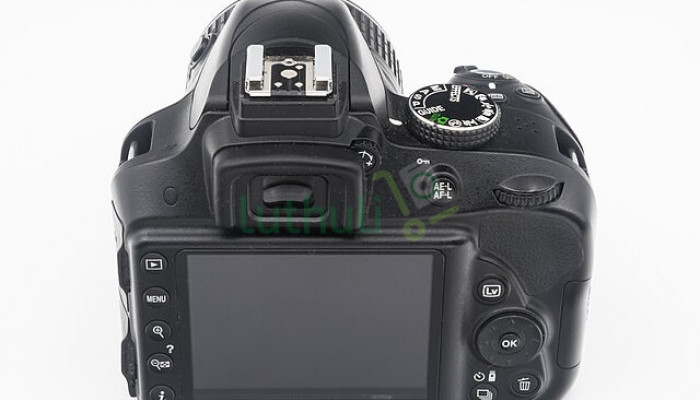 Lightweight Nikon DSLR with HD video and beginner-friendly contro
