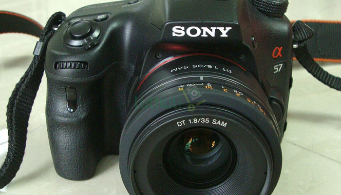 High-speed Sony DSLR with flip screen and advanced autofocus