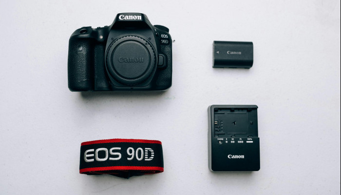 High-resolution Canon DSLR with 4K video and fast autofocus